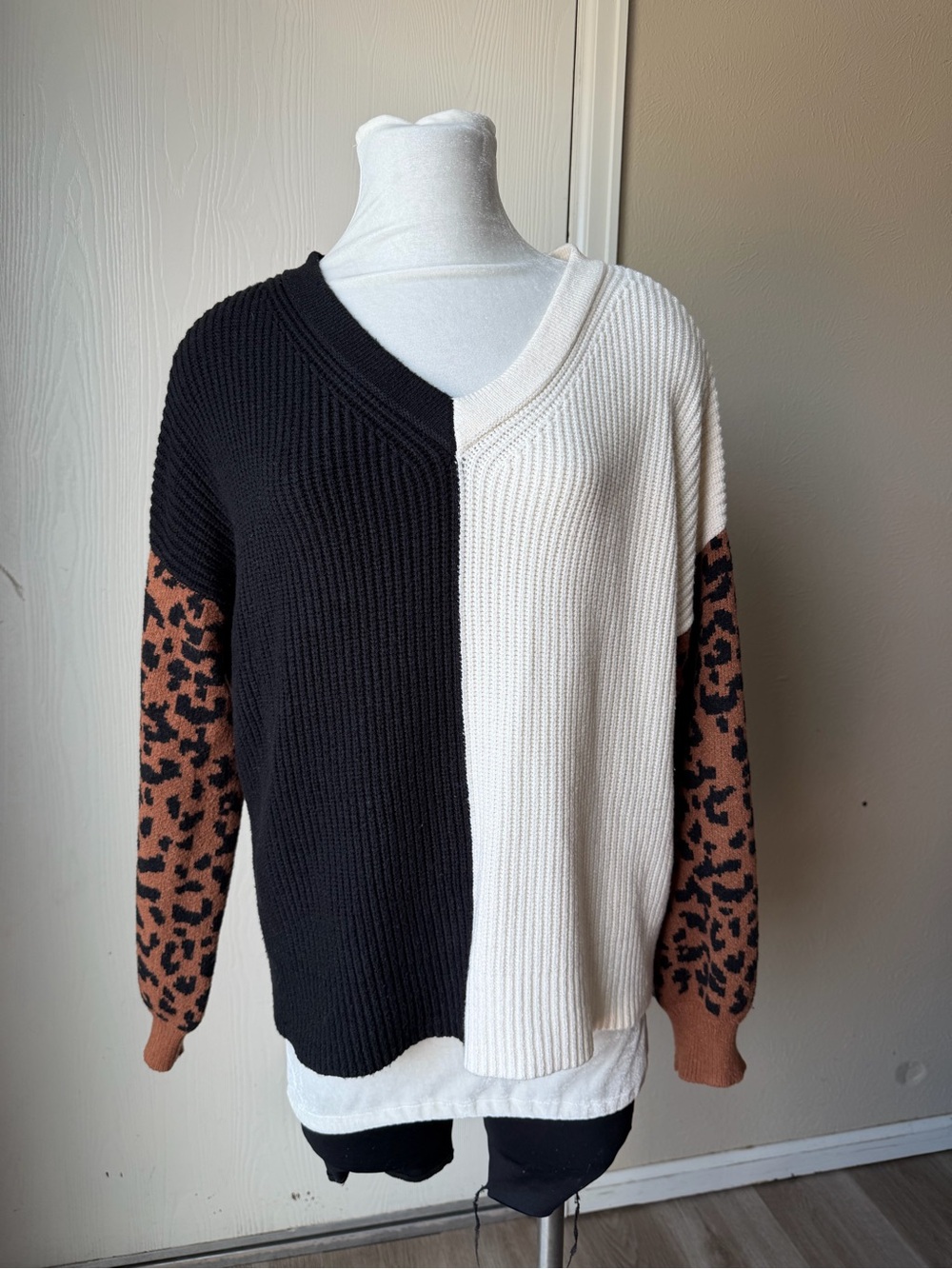 miami Two-Tone Black & Cream V-Neck Sweater with Leopard Brown Sleeves size L